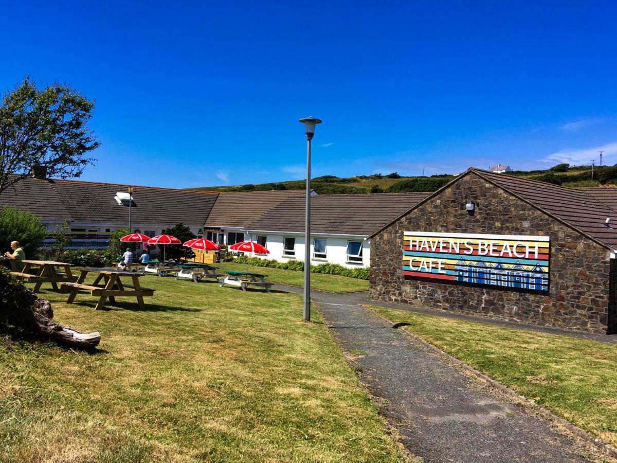 Yha Broad Haven Albergue Exterior foto